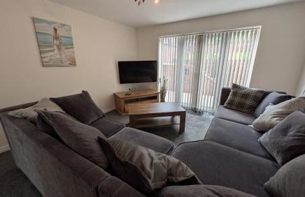 Large Modern House With Private Parking - Photo 48