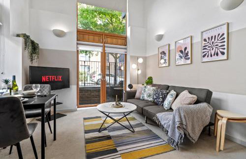 Sleek Modern City Apartment - Photo 1