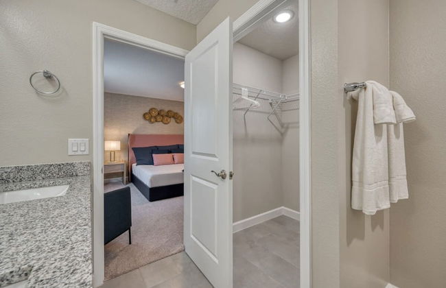 Modern Decorated Home With Mickey Themed Bedrooms - Foto 34