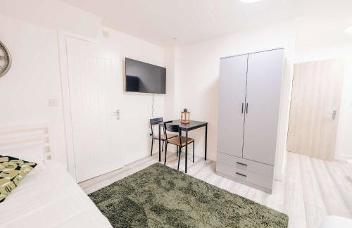 Relaxing Studio Escape - Hot Tub - Photo 2