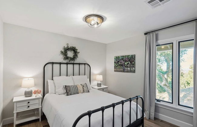 Hidden Oaks Farmhouse by Avantstay Hot Tub, Deck - Foto 33