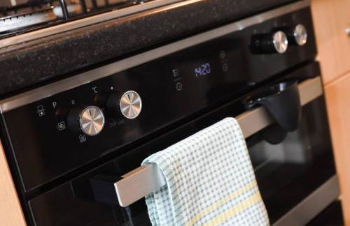 Air Maison - Family Home with Off-Road Parking - Photo 36