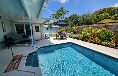 Coastal Vibes! Tropical heated pool home short drive to the beach - Foto 36