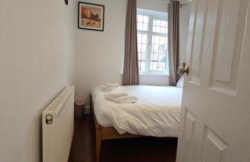 Spacious Home Near Wembley, Free Parking, Close to Tube, Garden - Photo 19