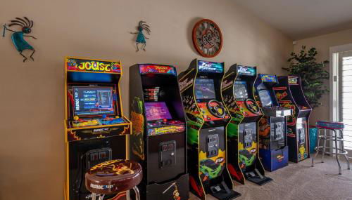 Coachella Chill: Luxury 4BR/4King Paradise Retreat - Foto 5, Game Room