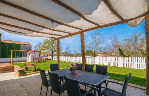 Villa Milena, a Rustic Summer Haven with Pool, Pets Welcome! - Foto 12