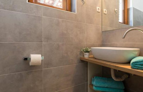 Gorgeous Home In Porec With Wifi - Photo 14