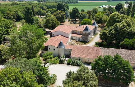 Logis Insolites et Restaurant Domaine du Seudre - Foto 1