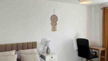 Furnished 4 BR House Parking, Wi-Fi, Kitchen - Foto 2