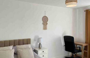 Furnished 4 BR House Parking, Wi-Fi, Kitchen - Foto 2