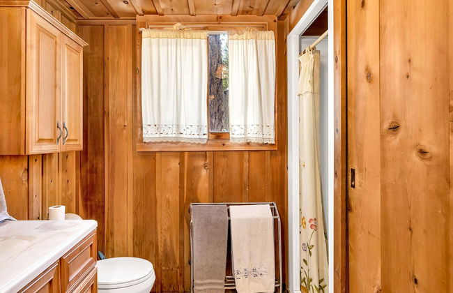 Rustic Knotty Pine - Minutes to the Water! - Foto 15