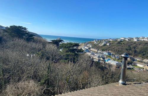 Cliffside 3 Bedroom House with Sea Views - Photo 23