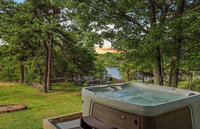 For Lake Sake by Avantstay Lakefront + Hot Tub + View - Photo 1
