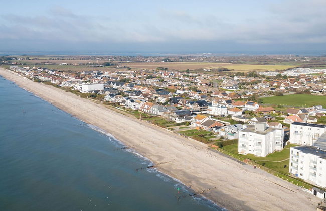 Two Bed Seafront Escape in East Wittering - Photo 2