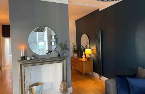 The Clock Tower Apartment - Spacious, Modern, 2 Bedroom Apartment , Southsea with Free parking - sleeps 4 - Photo 16