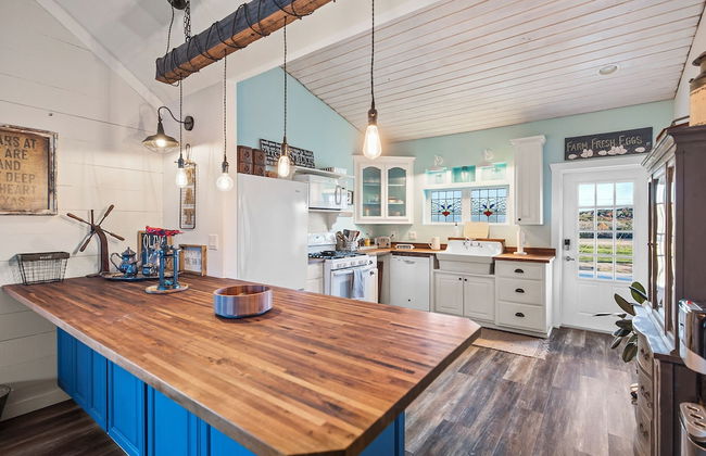 Kingsby Cottage - 1BR & Mountain Views - Photo 9