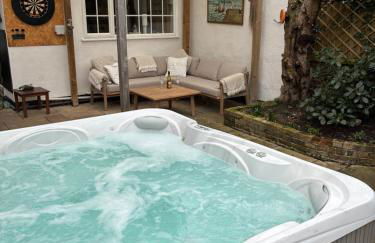 Large character home, hot tub, beach 5 min walk - Foto 1