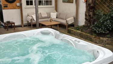 Large character home, hot tub, beach 5 min walk - Foto 1