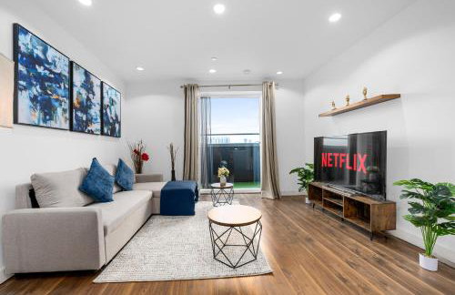 Panoramic City Views Elegant 2BR, 2 Min to Metro - Foto 3