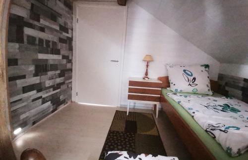 GästeZimmer im Altbau Dachgeschoss mit kleinem Bad WLAN, TV und Parkplatz - Foto 18