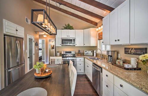 Tree-Lined Twin Peaks Cottage with Custom Stream - Foto 7