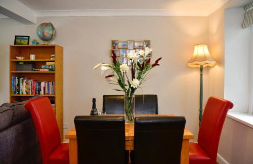 Rare Free Parking in Heart of the City - Highly Rated Townhouse & Garden - Peaceful Area Less Than 5min Walk to Beach, Shops, Bars, Arena, Marina, Parks - Foto 24