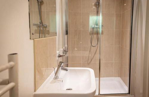 Denstone, woodland lodge with hot tub for 8 - Foto 3