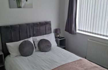 Entire House - Cheshire Oaks/Ellesmere Port - Photo 9