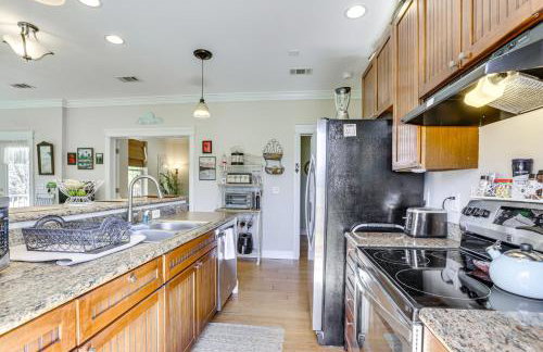 Lovely Carrabelle Home with Lake Views and Pool Access - Foto 7