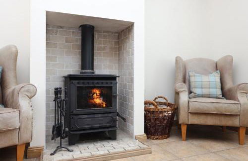 JOIVY Greenknowes Farmhouse with Hot Tub and Bar - Photo 12