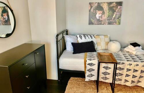 Walk Downtown & River Stylish Cozy Stay w Huge Porch - Foto 28