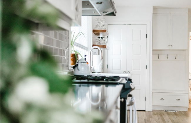 Gorgeous Bungalow With a Backyard Deck - Photo 3