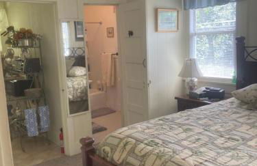 Charleston, SC themed - PRIVATE 1 QUEEN BED 1 BATH APARTMENT 2 FUTONS THAT FOLD OUT FLAT TO SLEEP ON & LEATHER LOVE SEAT GAS LOGS IN LIVING ROOM FULL KITCHEN POKER BUMPER POOL TABLE CONVENIENTLY LOCATED IN COLUMBIA SOUTH CAROLINA 1 QUEEN BED & 2 SOFA BEDS - Foto 12