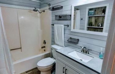 F Lakefront! Remodeled, Sleeps 4, Boat Slip, Patio, WiFi, Cable, Pool - Foto 25