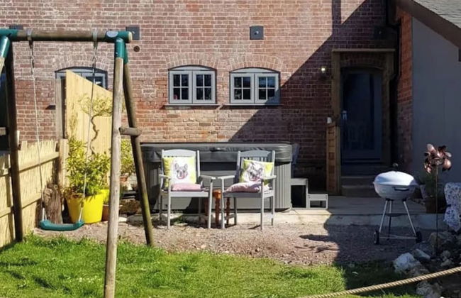 3 Bedroom Cottage - Hot Tub, Garden, Parking - Foto 30