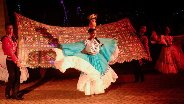 Excursión al Hito de las Tres Fronteras - Foto 5, Espectáculo cultural en el Hito de las 3 Fronteras