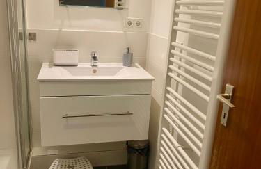 Gemütliche und voll ausgestatette 2 Zimmer Ferienwohnung am Wörthsee mit Terrasse, Grill, Schaukel, Doppelbett oder getrennte Betten fußläufig zu S-Bahn nach München und See, ideal zum Entspannen aber auch zum Arbeiten - Foto 19