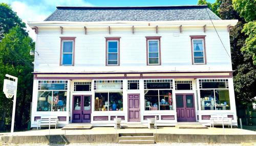 Vintage, Mid-Century Suite above Antique Store - Foto 2