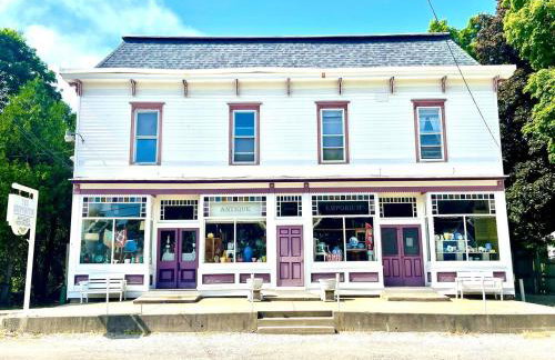 Vintage, Mid-Century Suite above Antique Store - Foto 2