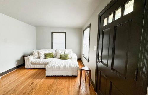 King Bed with Bunkbed Room - Gallatin Stays - Foto 12