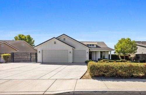 Spacious Home with Private Pool - Photo 49