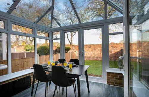 Stylish 2-Bed Home in Nottingham WiFi - Pass the Keys - Photo 2