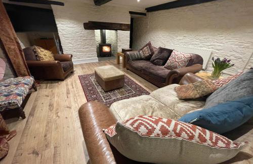 Large Historic Farmhouse in Rhondda Valley Perfect for Groups with Hot Tub - Foto 11
