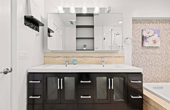 Luxury Estate With Sparkling Pool & Elegant Amenities - Foto 43