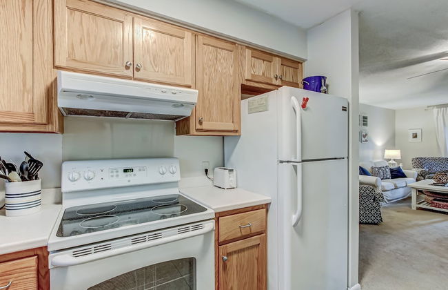 Secluded Condo with Peaceful Wooded Views and Easy Access to the Beach by RedAwning - Foto 11