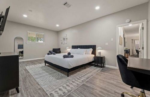 Gorgeous 6BR 3 5 Bth Home with Pool and Game Room - Photo 30