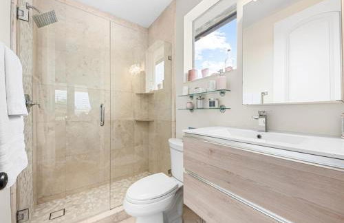 Near the Beach • Pool & Jacuzzi • Waterfront Villa - Foto 58