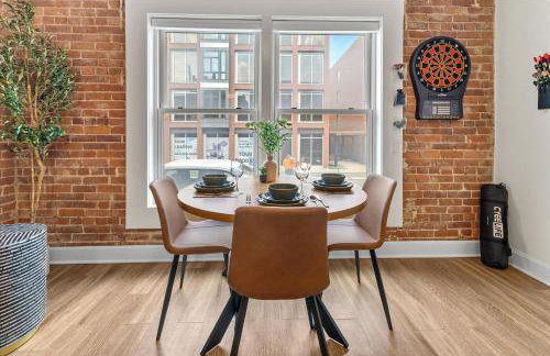 Steps away from Mass Ave Restaurants and Big Patio - Foto 7