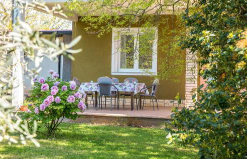 2 Bedroom Nice Apartment In Lovrecica - Foto 9