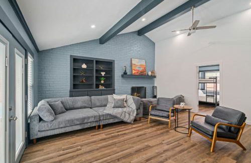 Amazing 4BR 2BA Winter Home with Pool & Game-Movie Room - Foto 15